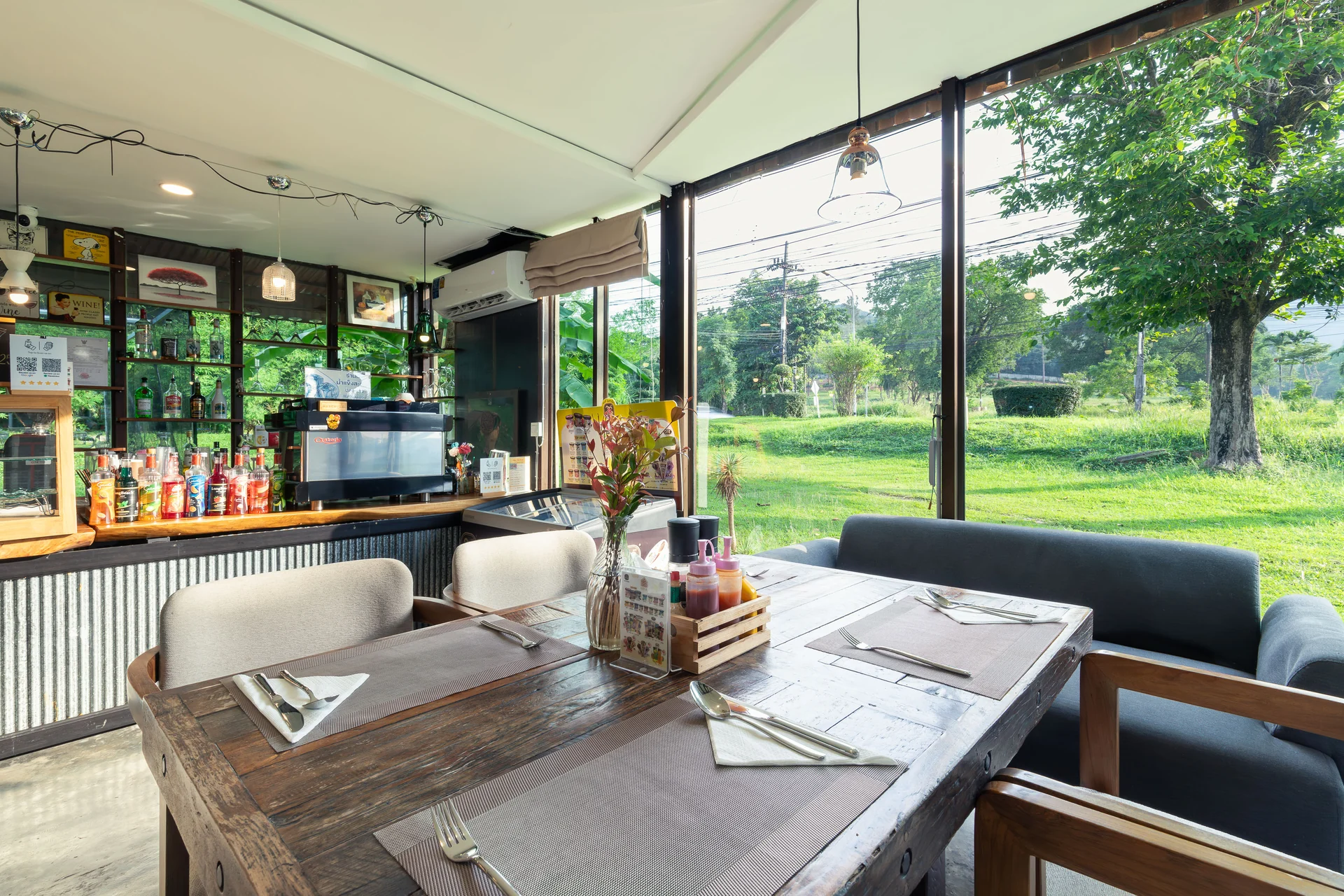 Garden-view dining